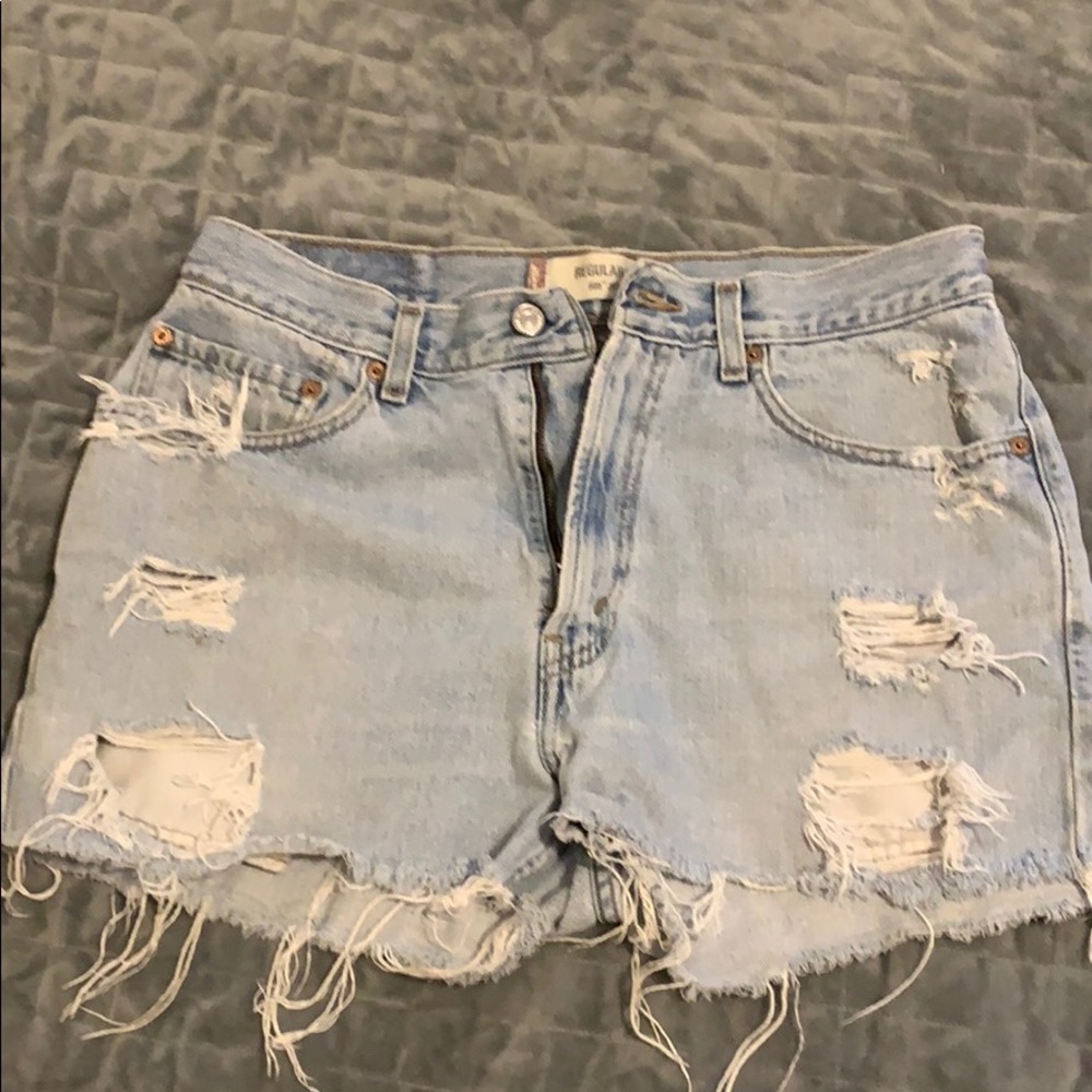 High rise Levi’s ripped jean shorts